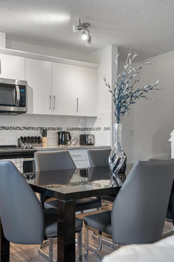 Modern House With Private Backyard & Fireplace YYC Exterior foto